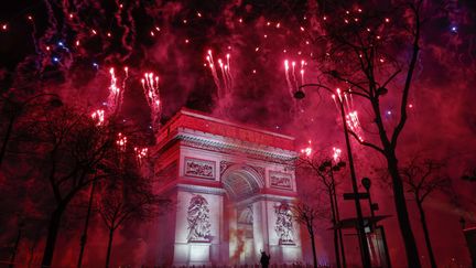 Feu d'artifice sur l'Arc de Triomphe en haut des Champs Elysées à Paris pour célébrer le nouvel an 2023. (OLIVIER CORSAN / MAXPPP)