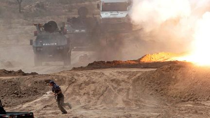 Un homme présenté comme un "terroriste" fuit à l'approche de militaire chinois à Kashgar, au nord-ouest du Xinjiang. Le 6 mai 2011, agence Chine Nouvelle.  (SIPA)