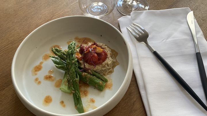 Araignées de mer et asperges, le plat du tout début d'été préparé par Bérangère Fagart, au restaurant Sélune, à paris. (BERNARD THOMASSON / FRANCEINFO)