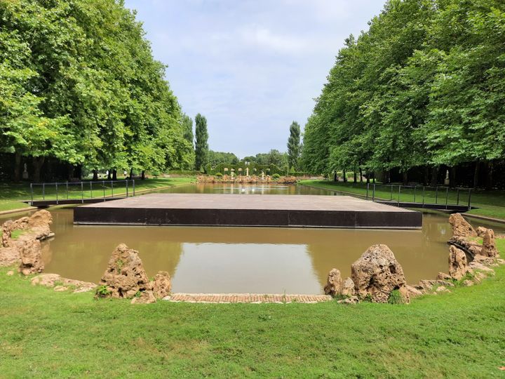 Le miroir d'eau sur lequel est installé la scène principale du festival. (ANNE CHEPEAU / FRANCEINFO / RADIO FRANCE)