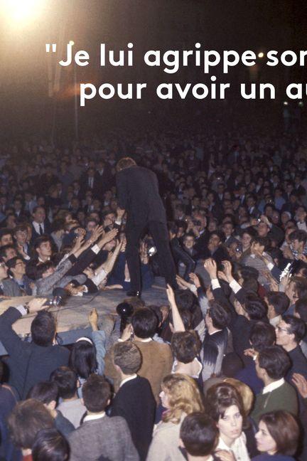 Sur la scène, Johnny Hallyday&nbsp;serre la main de ses fans, le 22 juin 1963. (GERARD GERY / PARIS MATCH / SCOOP)