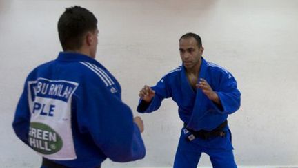 Le judoka Abu Rmeileh (de face), premier Palestinien qualifié directement pour les JO