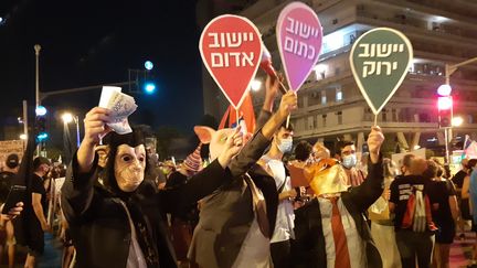 Des manifestants rassemblés devant la résidence du Premier ministre israélien Benyamin Nétanyahou début septembre 2020. (FRÉDÉRIC MÉTÉZEAU / RADIO FRANCE)