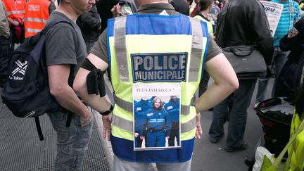 Des policiers manifestent apr&egrave;s la mort de leur coll&egrave;gue Aur&eacute;lie Fouquet, le 20 mai 2010, dans une fusillade &agrave; Villiers-sur-Marne. (JEAN-PHILIPPE KSIAZEK / AFP)