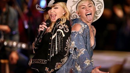 Les chanteuses Madonna (G) et Miley Cyrus r&eacute;p&egrave;tent leur duo &agrave; l'occasion de l'&eacute;mission "MTV Unplugged" &agrave; Hollywood (Californie, Etats-Unis), le 28 janvier 2014. (CHRISTOPHER POLK / GETTY IMAGES / AFP)