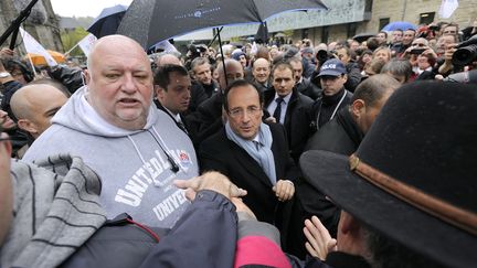 Eric Plumer (en sweat gris) assure la protection de François Hollande, le 23 avril 2012, à Quimper (Finistère), lors de la campagne présidentielle. (JEAN-SEBASTIEN EVRARD / AFP)