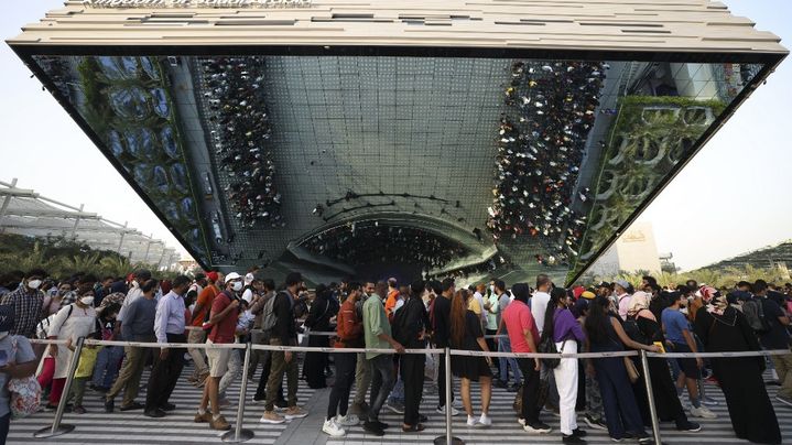 Des visiteurs patientent devant le pavillon de l'Arabie saoudite à l'Exposition universelle de Dubaï (Emirats arabes unis), le 31 mars 2022. (KARIM SAHIB / AFP)