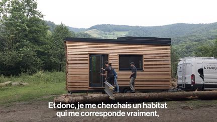 Sylvie a fait le choix de vivre dans une "tiny house", une toute petite maison de moins de 20m². Et ça lui correspond vraiment. Brut l'a rencontrée.