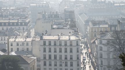 Levels of fine PM10 particles exceed the limits recommended by the European Union, due to poor dispersion of emissions from road traffic and residential heating, on February 15, 2023, in Paris.  (JOAO LUIZ BULCAO / HANS LUCAS / AFP)