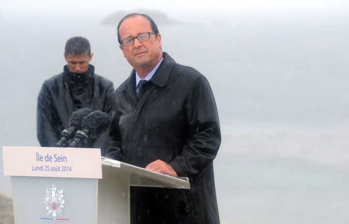 Le président de la République, François Mitterrand, pendant son discours sur l'Île-de-Sein sous une pluie diluvienne, le 25 août 2014. (FRED TANNEAU / AFP)