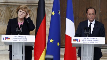 Angela Merkel et Fran&ccedil;ois Hollande, le 8 juillet 2012 &agrave; Reims. (JACKY NAEGELEN / AFP)