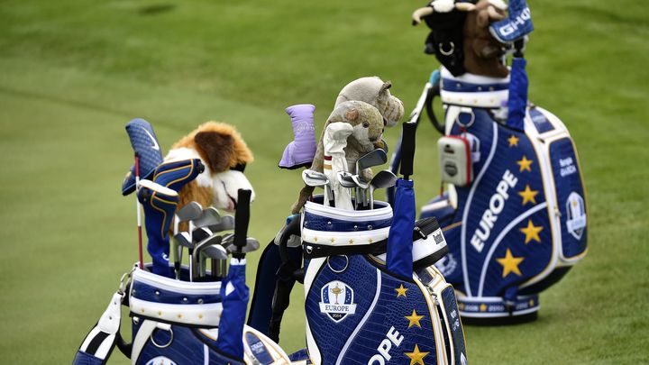 Les sacs des golfeurs europ&eacute;ens, lors de l'entra&icirc;nement avant la Ryder Cup 2014, &agrave; Gleneagles, en Ecosse,&nbsp;le 23 septembre 2014. (TOBY MELVILLE / REUTERS)