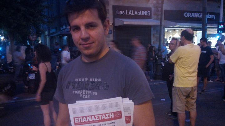 Elais distribue les journaux de la mouvance communiste de Syriza. (ELISE LAMBERT/FRANCETV INFO)