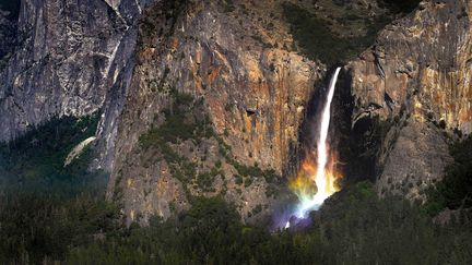 Dans le parc national du Yosemite une cascade est travers&eacute;e par les rayons du soleil, provoquant un ph&eacute;nom&egrave;ne naturel rare. (LEE JUSTIN/CATERS NEWS AGENCY/SIPA)