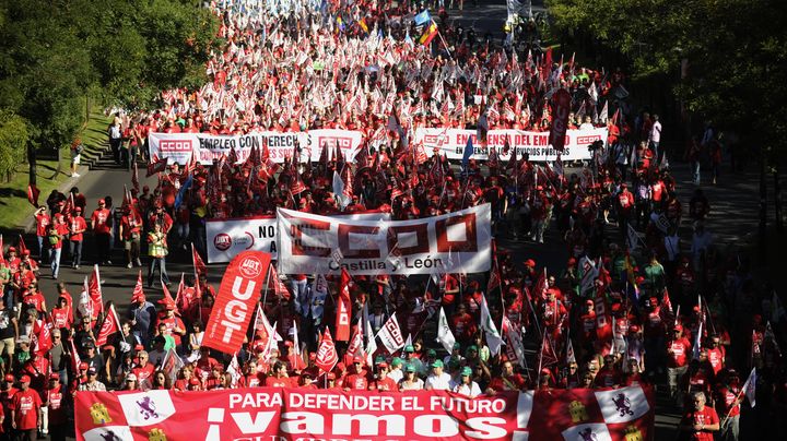 Des manifestants venus de Castille (centre de l'Espagne) dans les rues de Madird, le 15 septembre 2012. (PEDRO ARMESTRE / AFP)