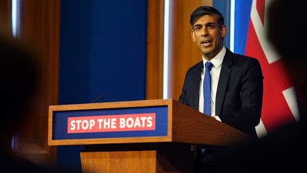 Le Premier ministre britannique Rishi Sunak lors d'une conférence de presse à Downing Street, dans le centre de Londres, le 7 décembre 2023. (JAMES MANNING / AFP)