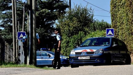 Des gendarmes stationnent devant la maison du suspect mis en examen dans l'enquête sur la disparition de&nbsp;Maëlys, à Domessin (Savoie), le 5 septembre 2017. (JEFF PACHOUD / AFP)