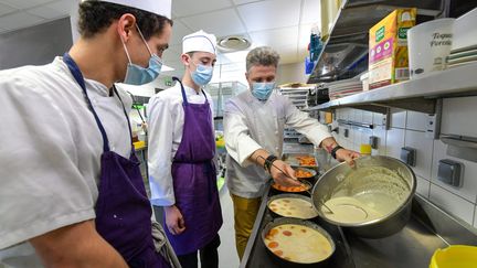 Des apprentis apprenent la cuisine avec un chef cuisinier à Bosmie-L'Aiguille (Haute-vienne).Photo d'ilustration. (THOMAS JOUHANNAUD / MAXPPP)