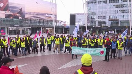 En Allemagne, tout le secteur des transports était à l'arrêt, lundi 27 mars. Les syndicats réclament une augmentation des salaires pour faire face à l'inflation. (FRANCEINFO)