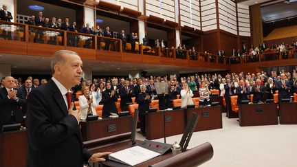 Le président turc Recep Tayyip Erdogan, devant l'Assemblée nationale turque, à Ankara, le 1er octobre 2022.&nbsp; (TUR PRESIDENCY/ MURAT CETINMUHURD / ANADOLU AGENCY / AFP)