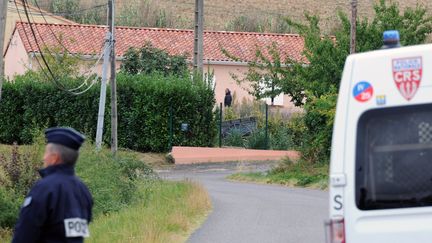 Des policiers devant la maison d'Abdelkader Merah, le fr&egrave;re de Mohamed Merah, le 26 septembre 2012 &agrave; Auterive (Haute-Garonne). (PASCAL PAVANI / AFP)