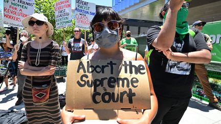 Des militantes du droit à l'avortement&nbsp;devant le palais de justice américain à Los Angeles, en Californie, le 24 juin 2022. (FREDERIC J. BROWN / AFP)