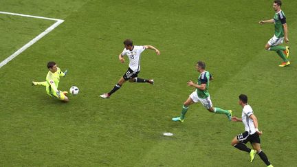 &nbsp; (Thomas Müller (Allemagne) défie le gardien nord-irlandais, Michael McGovern. © Thibault Camus/AP/SIPA)