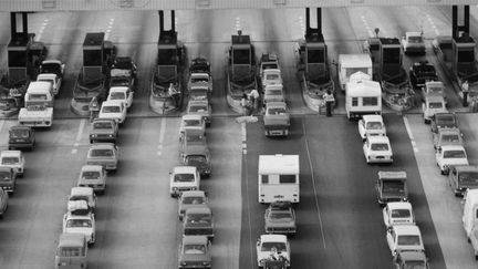 Un péage en région parisienne le 30 août 1975. (LAURENT MAOUS / GAMMA-RAPHO)