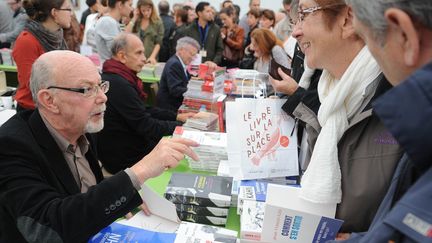 Jean-François Kahn et ses lecteurs, lors de l'édition 2013 du Livre sur la Place
 (POL EMILE/SIPA)