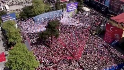 Les élections en Turquie s'annoncent serrées dimanche 14 mai entre Recep Tayyip Erdoğan, au pouvoir depuis 20 ans, et son principal opposant Kemal Kiliçdaroglu. Un scrutin qui pourrait bien basculer grâce à la jeunesse turque. (franceinfo)