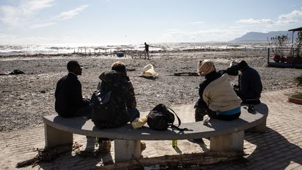 Un groupe de migrants sur la plage de Vintimille (Italie) le 3 octobre 2020 (FEDERICO SCOPPA / AFP)