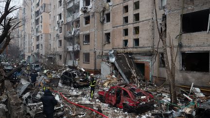 Firefighters carry out an operation on a burning building after a massive rocket attack by Russian forces, in kyiv (Ukraine), on the morning of January 2, 2024. (DANYLO ANTONIUK / ANADOLU)