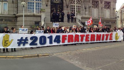 Des militants de SOS Racisme et de l'Union des &eacute;tudiants juifs de France (UEJF) rassembl&eacute;s devant l'h&ocirc;tel de ville d'H&eacute;nin-Beaumont (Pas-de-Calais), le 24 mars 2014. (PIERRICK GRANDOUILLER / FRANCE 3)