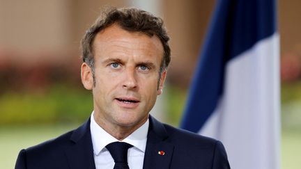 Le président français, Emmanuel Macron, lors d'une conférence de presse à Cotonou (Bénin), le 27 juillet 2022. (LUDOVIC MARIN / AFP)