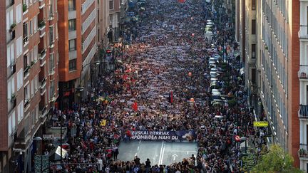 Manifestation monstre à Bilbao le 22 octobre 2011 pour une solution politique et dans la paix de la question basque après l'annonce du renoncement de l'ETA à la violence.
 (RAFA RIVAS / AFP)