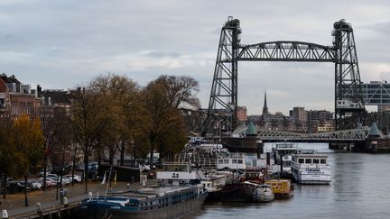 Le pont levant&nbsp;Koningshavenbrug à Rotterdam (Pays-Bas). (SEBASTIEN BOZON / AFP)