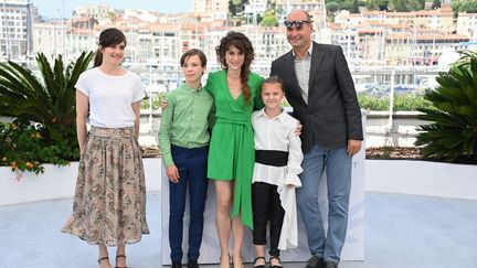 La réalisatrice Laura Wandel, avec l'équipe du film "Un monde", le 8 juillet 2021 au festival de Cannes (CHRISTOPHE SIMON / AFP)