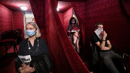 Des spectateurs du concert de l'Opéra de Paris donné au Palais Garnier, le 13 juillet 2020. (ANNE-CHRISTINE POUJOULAT / AFP)