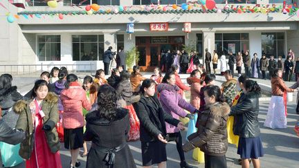 Des Nord-Cor&eacute;ens dansent &agrave; l'occasion des &eacute;lections parlementaires, dimanche 9 mars 2014, &agrave; Pyongyang. (KYODO / REUTERS )