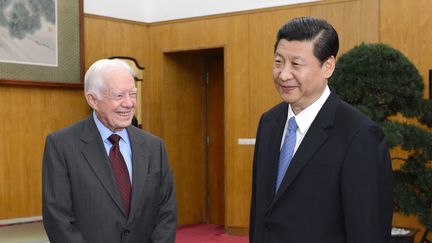 Artisan du rapprochement avec la Chine, l'ancien président américain Jimmy Carter avec le président chinois Xi Jingpin à Pékin le 13 décembre 2012. (MA ZHANCHENG / XINHUA)