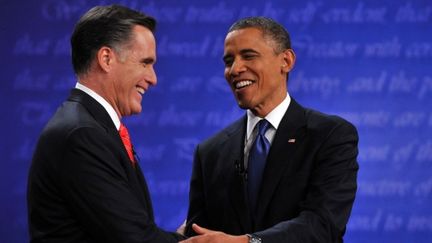 Mitt Romney et Barack Obama après leur premier débat, le 4 octobre 2012. (NICHOLAS KAMM / AFP)