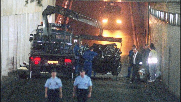 La voiture de Lady Diana apr&egrave;s l'accident du tunnel de l'Alma, le 31 ao&ucirc;t 1997 &agrave; Paris. (PIERRE BOUSSEL / AFP)