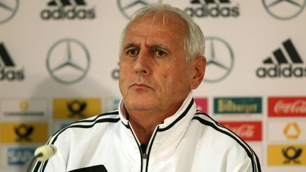 Le s&eacute;lectionneur de l'Arm&eacute;nie, le Suisse Bernard Challandes, le 6 juin 2014 &agrave; Mainz (Allemagne). (DANIEL ROLAND / AFP)