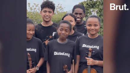 “Je suis convaincu que la musique aide les enfants”. Les médecins Julia et Olivier José Razafintsambaina ont créé un orphelinat à Madagascar, où ils ont appris à jouer de la musique aux 19 enfants recueillis.