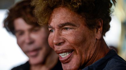 Igor Bogdanoff et son frère&nbsp;Grichka Bogdanoff aux Folies Bergères, à Paris, le 28 septembre 2018.&nbsp; (LUCAS BARIOULET / AFP)