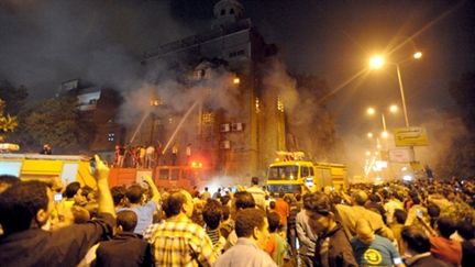 Les pompiers interviennent après l'attaque d'une église copte au Caire (AFP - STR)