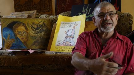 Mostafa al-Tha'i montre ses dessins le 23 mai 2017, chez lui à Hammam al-Alil.
 (Simon Valmary / AFP)