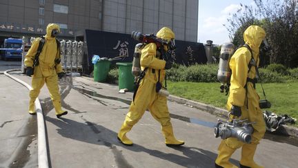 Intervention des secours apr&egrave;s une fuite d'ammoniac dans une usine de r&eacute;frig&eacute;ration&nbsp;&agrave; Shanghai, en Chine, le 31 ao&ucirc;t 2013.&nbsp; (CHINA STRINGER NETWORK / REUTERS)