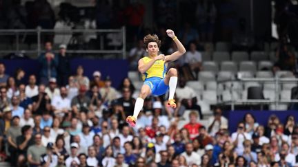 Armand Duplantis lors des qualifications au saut à la perche, le 3 août 2024, au Stade de France. (MUSTAFA YALCIN / AFP)