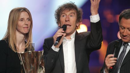 Alain Souchon reçoit une Victoire pour "Foule sentimentale" lors de la 20e édition des Victoires de la musique, à Paris le 5 mars 2005 (BERTRAND GUAY / AFP)